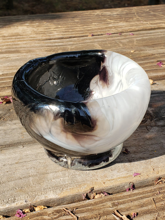 Walled bowl with foot